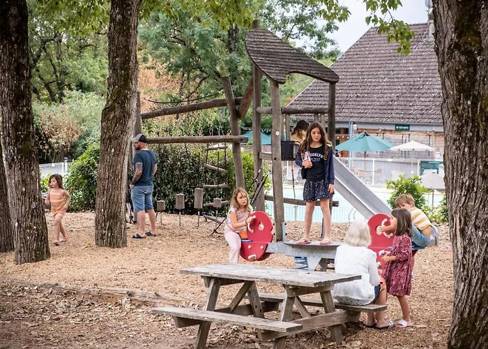 مكان تخييم Huttopia ديفون-ليه-بان، أين